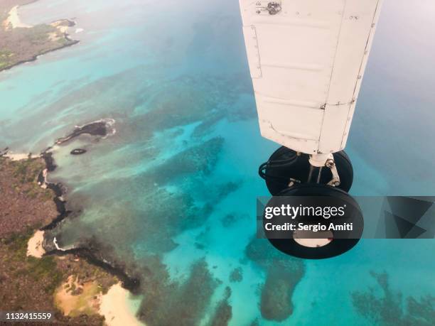 landing gear over ocean at galápagos islands - landing gear stock-fotos und bilder