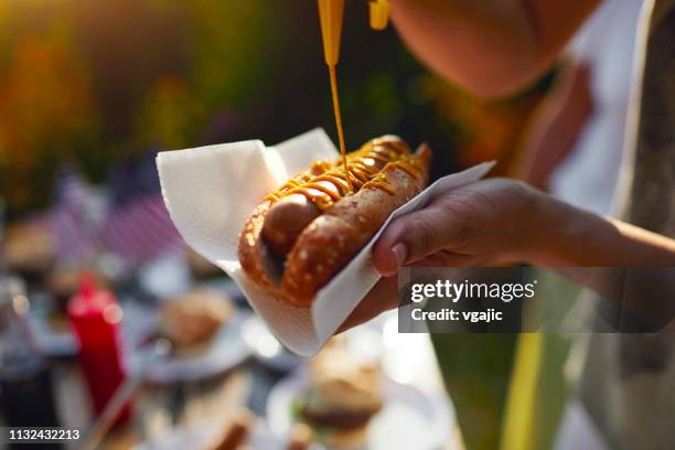 4 de julho piquenique família multi geração - hot dog - fotografias e filmes do acervo