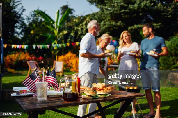 4. juli multi generation family picnic - 4th of july cookout stock-fotos und bilder