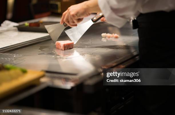 teppanyaki chef cooking marble kobe beef wagyu - marmoriertes fleisch stock-fotos und bilder