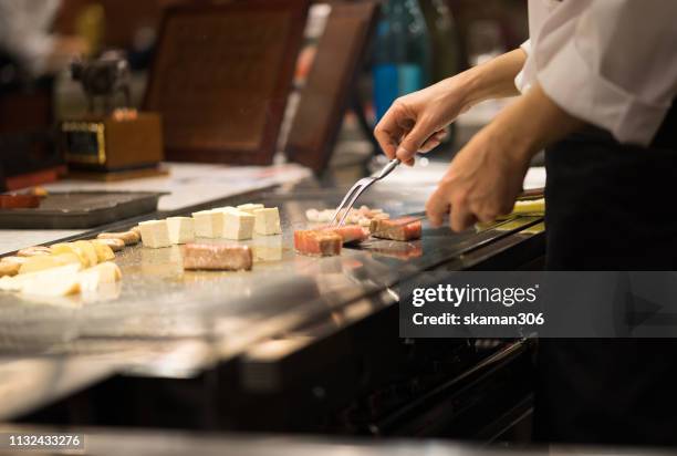 teppanyaki chef cooking marble kobe beef wagyu - marmoriertes fleisch stock-fotos und bilder