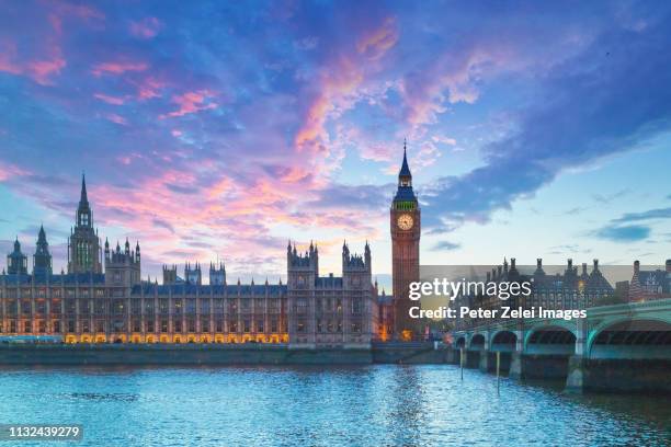 big ben and the house of parliament in london at dusk - london skyline photos et images de collection