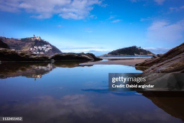 paseo por la playa de la concha de san sebastián en marea baja - paisaje escénico stock pictures, royalty-free photos & images