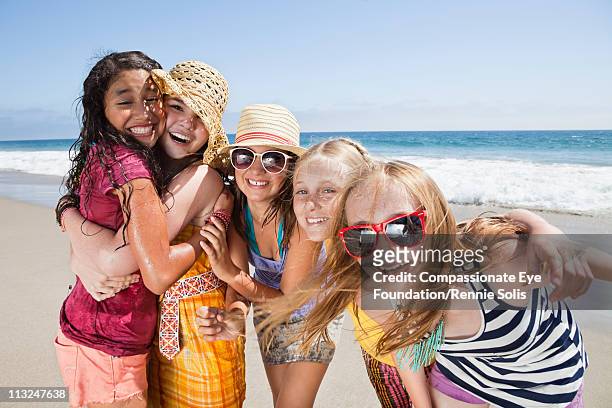 portrait of group of smiling teenage girls - us girls on the beach stock-fotos und bilder