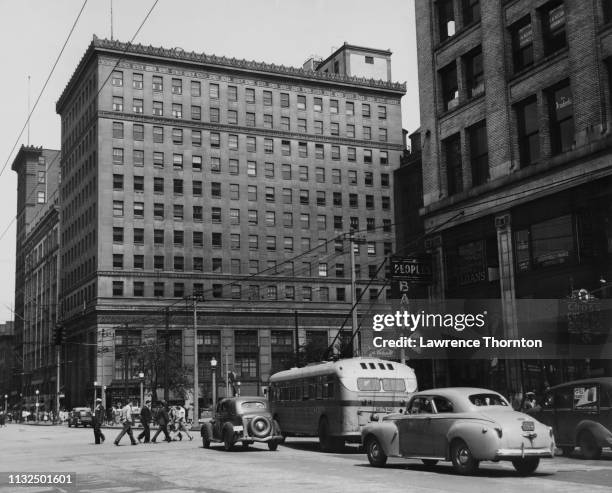 View across Federal Street towards the Union National Bank Building in Youngstown, Ohio, USA, circa 1940.