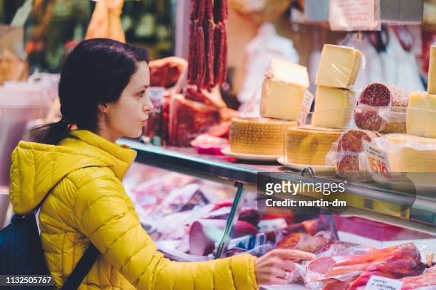 在農貿市場購買健康食品的婦女 - deli 個照片及圖片檔