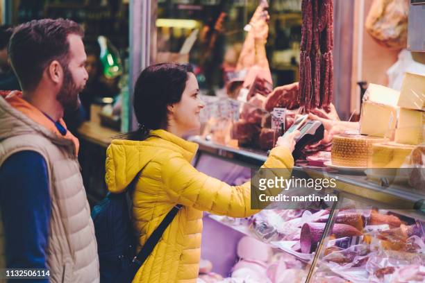 pareja en valencia comprando en el mercado de agricultores - red meat fotografías e imágenes de stock
