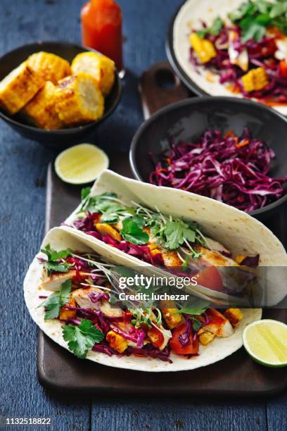 gegrilde kip tacos - sliced pickles stockfoto's en -beelden