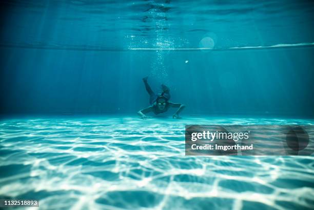 tiener meisje zwemmen onderwater in het zwembad - lowest stockfoto's en -beelden