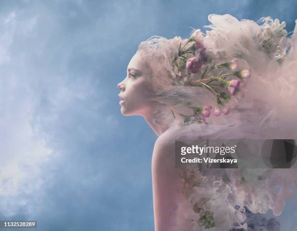 smeltende vrouwen - woman flowers stockfoto's en -beelden