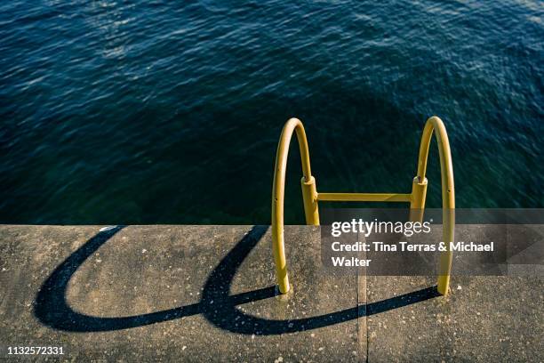 quay wall with yellow ladder - ruhe vor dem sturm 個照片及圖片檔