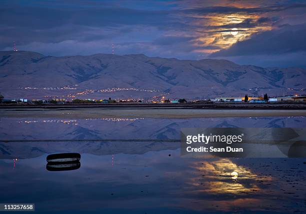 moonrise  over the valley - birthplace of silicon valley stockfoto's en -beelden