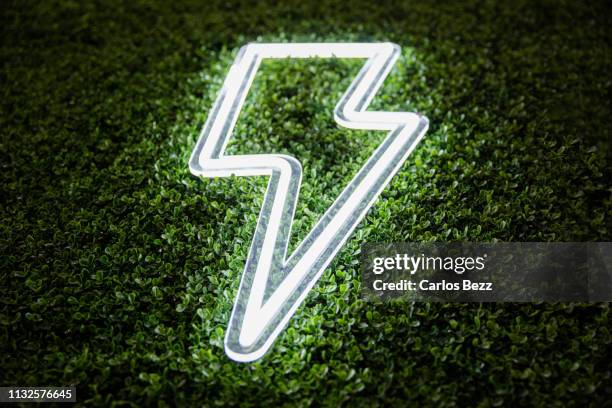 lightning neon glowing sign - neon sign arrow stockfoto's en -beelden