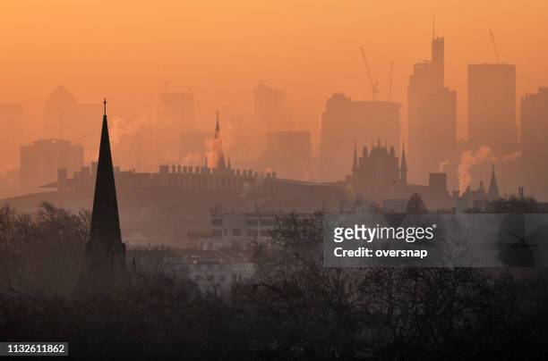 londoner morgenröte - luftverschmutzung stock-fotos und bilder