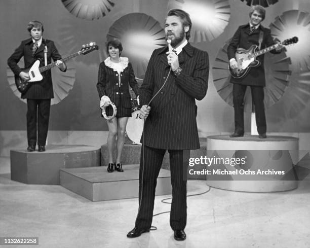 Kenny Rogers, Terry Williams, Mary Arnold, Kin Vassy and Mickey Jones of "Kenny Rogers & The First Edition" portrait 1970.