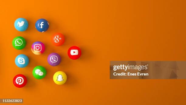 forma sfera di marmo icone dei servizi di social media su una scrivania arancione - filtro automatico di post produzione foto e immagini stock
