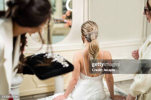 novia en el peluquero - hair accessory fotografías e imágenes de stock