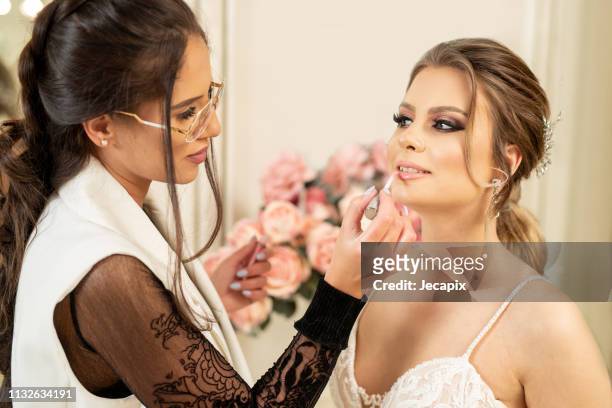make-up artist voorbereiding bruid voor wedding - visagist stockfoto's en -beelden