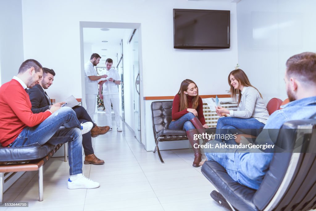Patienten warten auf einen Zahnarzt