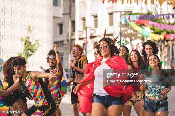 carnaval callejero brasileño - martes de carnaval fotografías e imágenes de stock