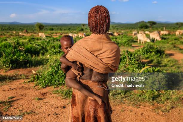 femme de la tribu de hamer portant son bébé, ethiopie, afrique - hamar photos et images de collection