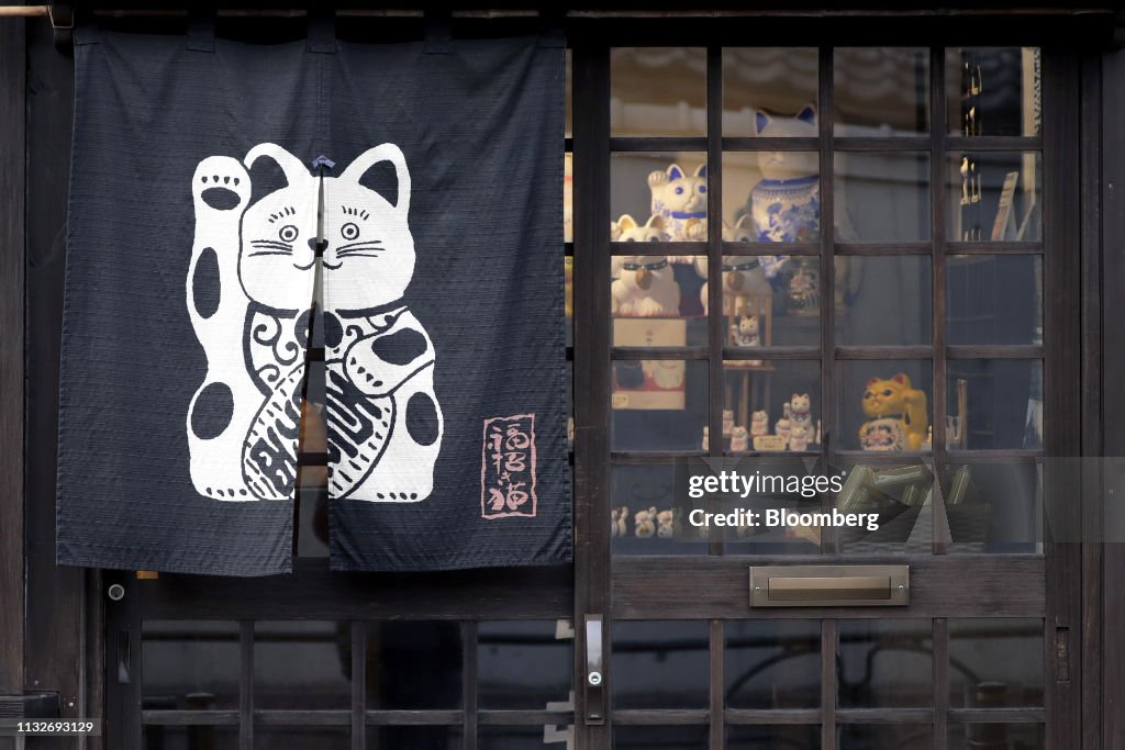 Daily Life In The Yanaka And Nezu Temple District As The Nikkei Slides
