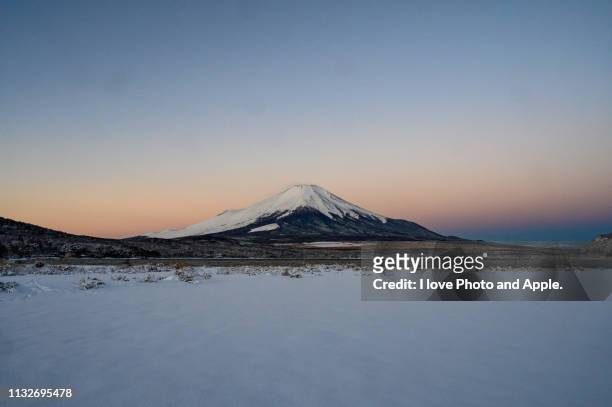 winter morning fuji at lake yamanaka - 日本の stock pictures, royalty-free photos & images