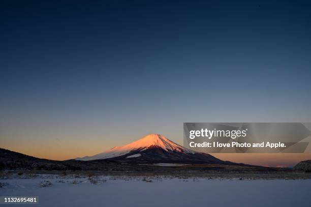 winter morning fuji at lake yamanaka - 雪　空 stock-fotos und bilder