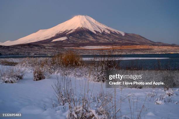 winter morning fuji at lake yamanaka - 雪　空 stock-fotos und bilder