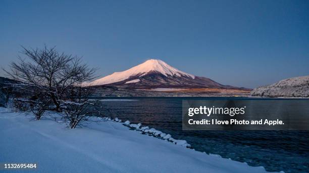 winter morning fuji at lake yamanaka - 日本の imagens e fotografias de stock