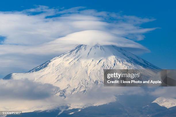 fuji covered in lenticularis - 雄大 fotografías e imágenes de stock