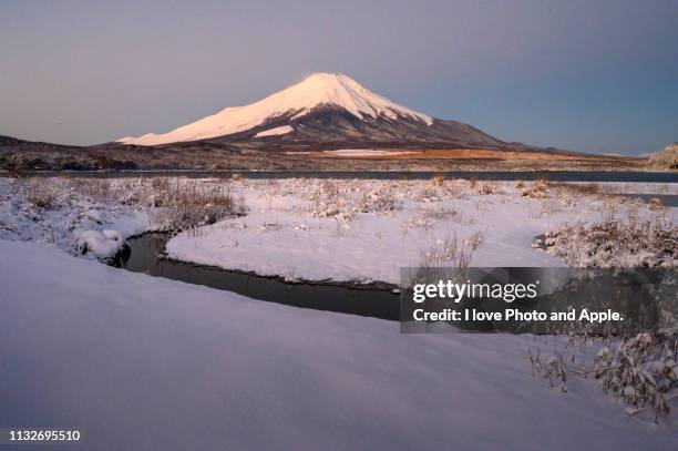 winter morning fuji at lake yamanaka - 里山 stock pictures, royalty-free photos & images