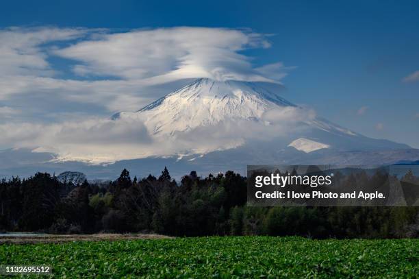 fuji covered in lenticularis - 里山 stock pictures, royalty-free photos & images