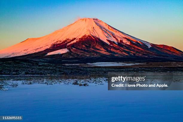 winter morning fuji at lake yamanaka - 峰 stock-fotos und bilder