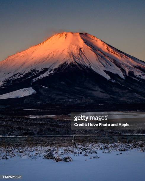 winter morning fuji at lake yamanaka - 里山 stock pictures, royalty-free photos & images