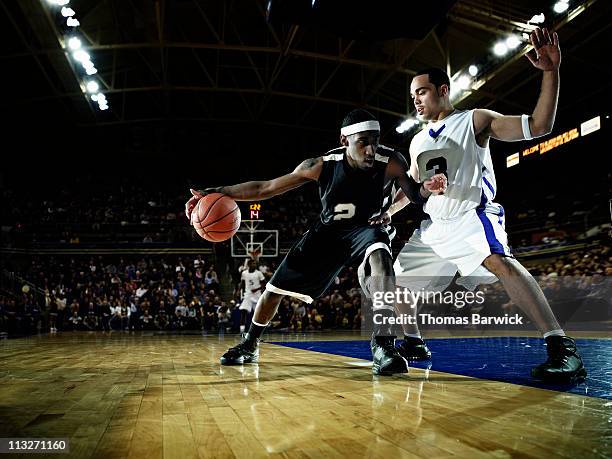 basketball player being guarded by defender - dribbling sport foto e immagini stock