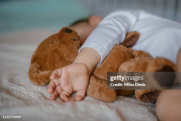 chéri dormant avec l'ours de nounours - ours en peluche photos et images de collection