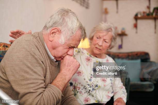 senior gezondheidsproblemen - asthma stockfoto's en -beelden