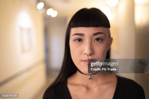 portrait de jeune femme asiatique regardant l'appareil-photo - young face serious at camera photos et images de collection