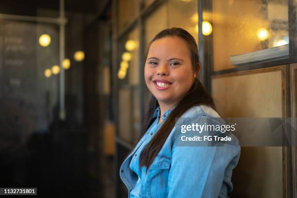 jonge vrouw met speciale behoeften in het bureau portret-bedrijfsmilieu - intellectually disabled stockfoto's en -beelden