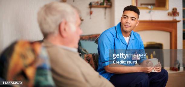 pflegedienstmitarbeiter mit klient - client carer stock-fotos und bilder