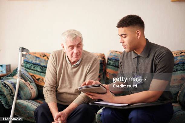 housing officer with client - assistente social imagens e fotografias de stock