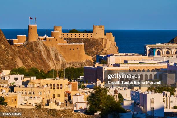 oman, muscat, mirani fort and al alam palace of sultan qaboos - oman stock-fotos und bilder