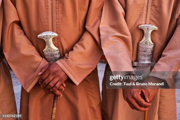 oman, nizwa, the 17 century fort, traditional dances - nizwa fotografías e imágenes de stock