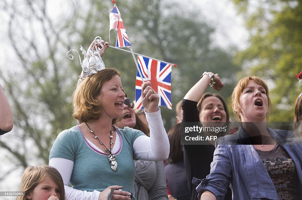 Guests sing along to the entertainment a