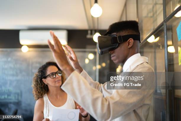 executivos que pensam sobre idéias usando o simulador da realidade virtual - simulador de realidade virtual - fotografias e filmes do acervo