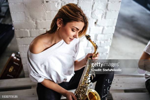sexy mädchen mit saxophon - guy loving music jazz stock-fotos und bilder
