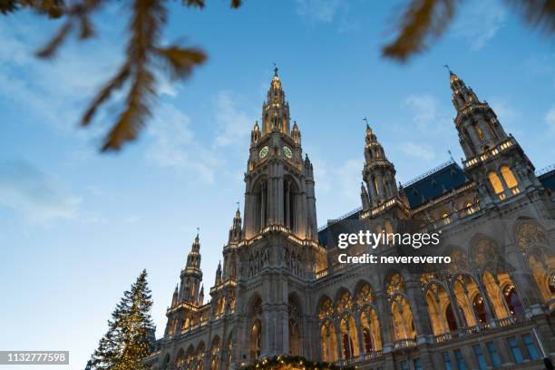 ayuntamiento de viena por la noche en navidad - ayuntamiento de viena fotografías e imágenes de stock