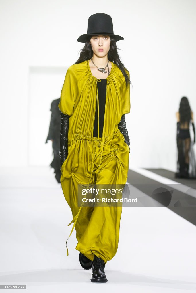 Ann Demeulemeester : Runway - Paris Fashion Week Womenswear Fall/Winter 2019/2020