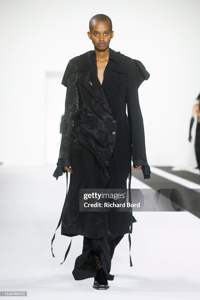 Ann Demeulemeester : Runway - Paris Fashion Week Womenswear Fall/Winter 2019/2020